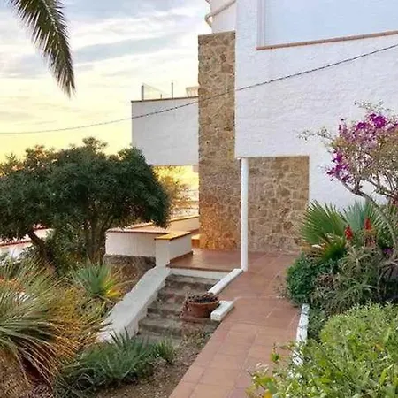 Amplio Con Jardin En Almadrava